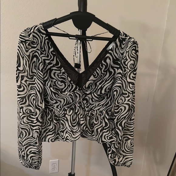 H&M Black and White Puff Sleeve Ruched Blouse - Picture 3 of 4